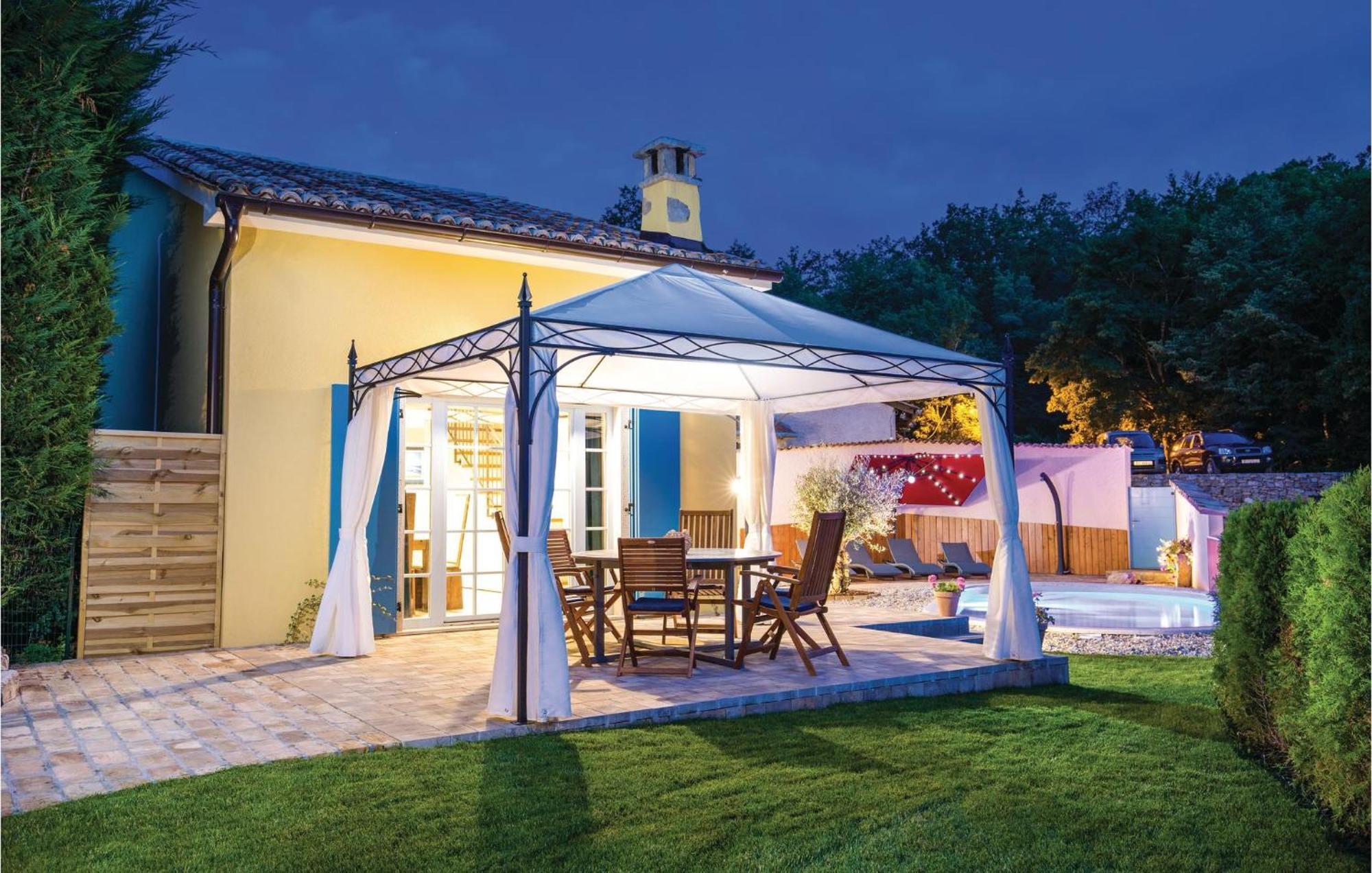 Stunning Home In Jurdani With Wifi Mucici Buitenkant foto