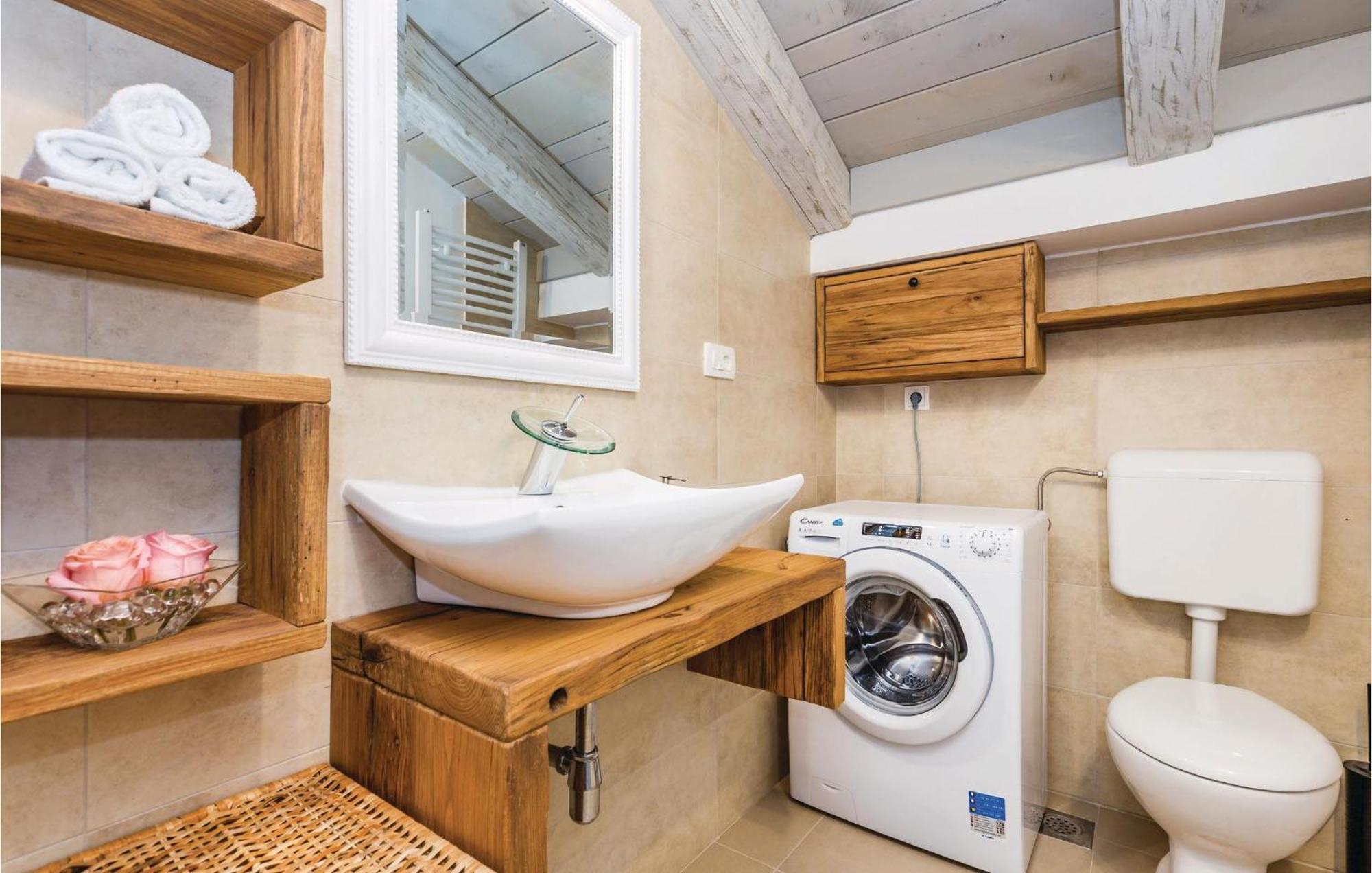 Stunning Home In Jurdani With Wifi Mucici Buitenkant foto