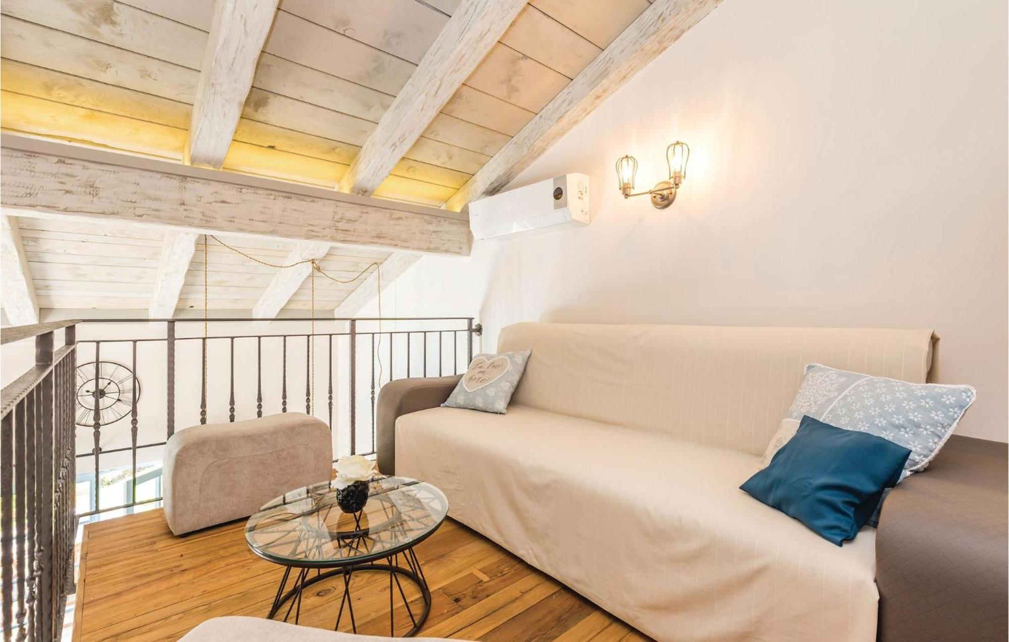 Stunning Home In Jurdani With Wifi Mucici Buitenkant foto