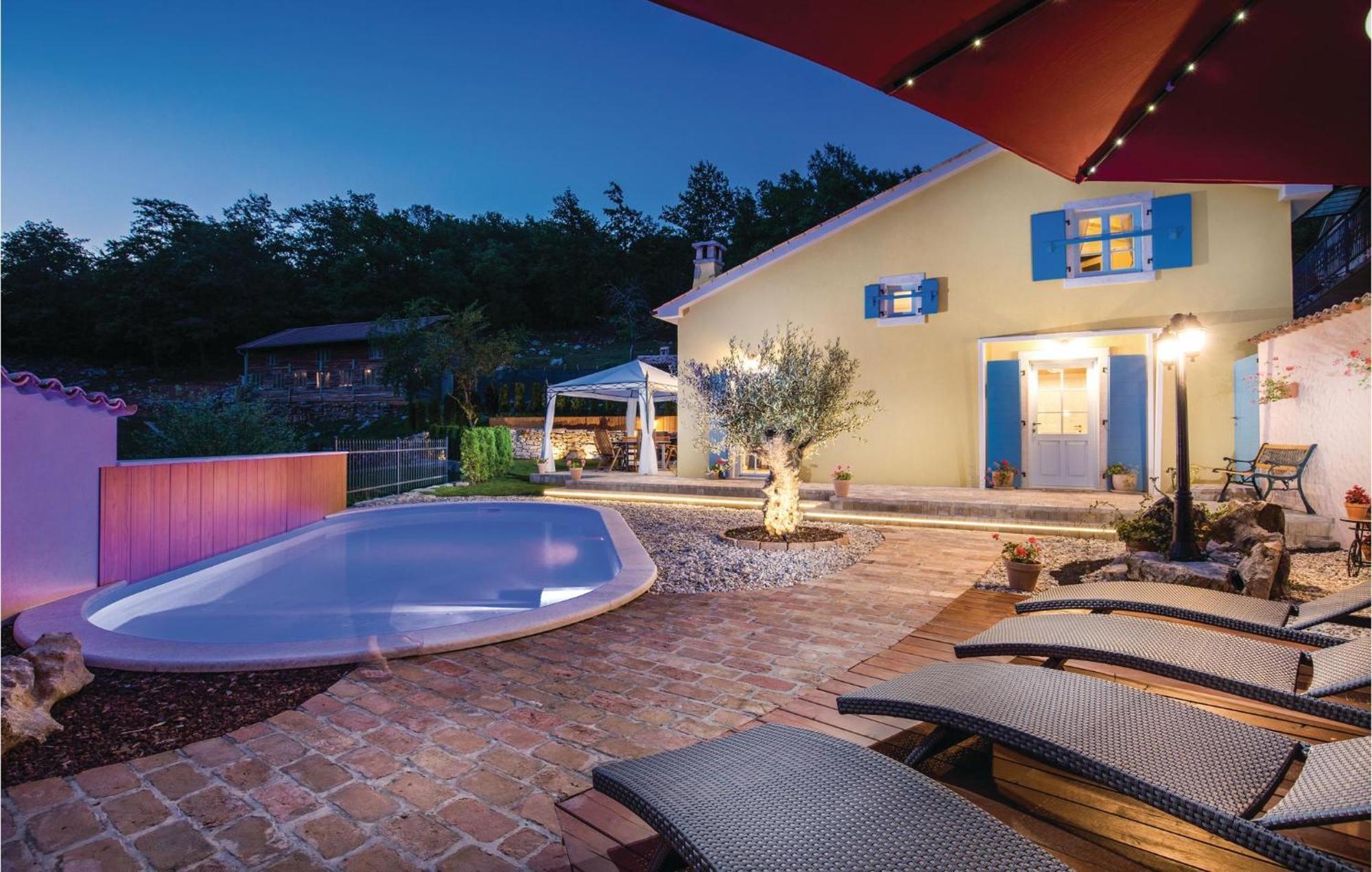 Stunning Home In Jurdani With Wifi Mucici Buitenkant foto