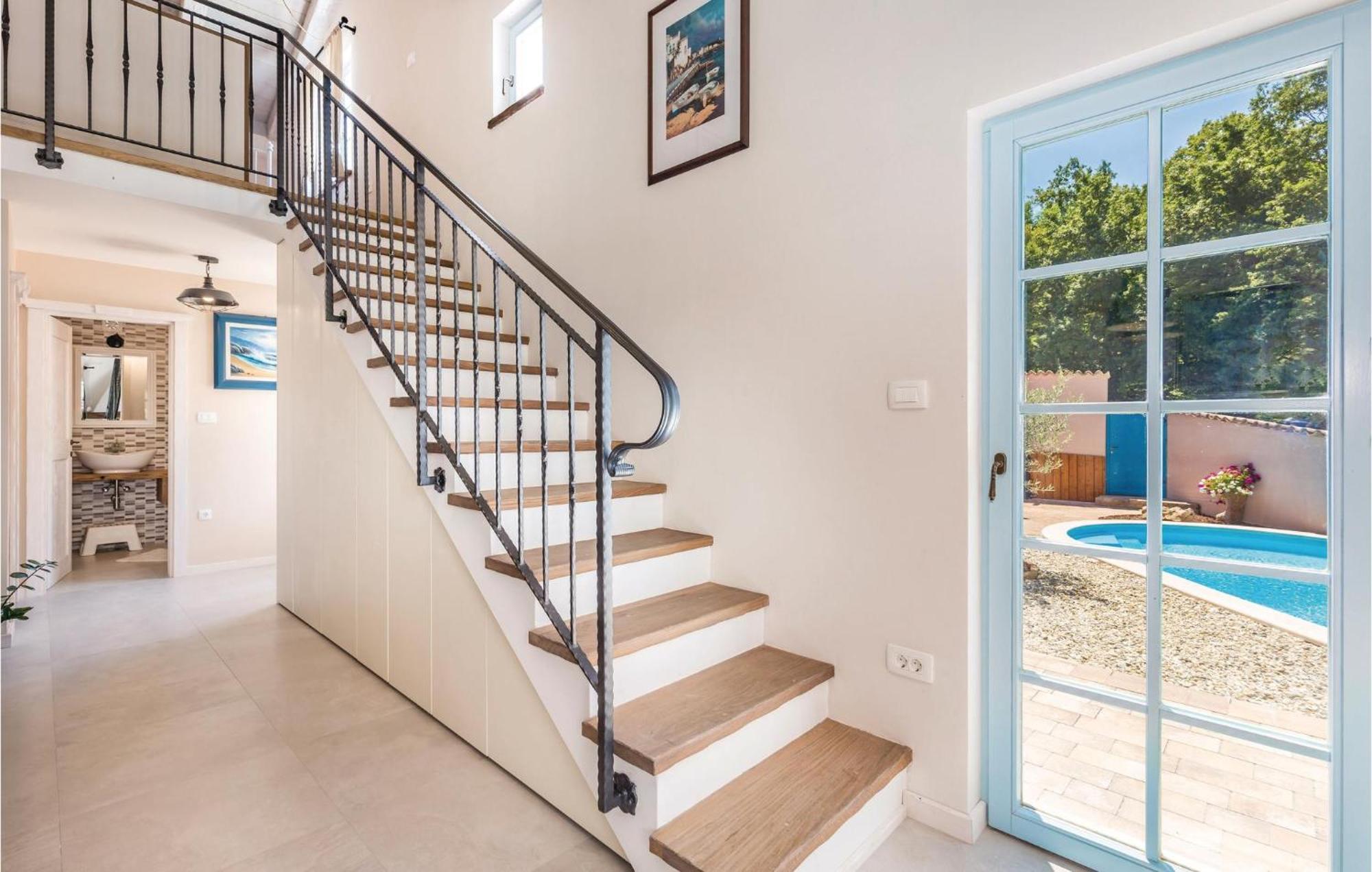Stunning Home In Jurdani With Wifi Mucici Buitenkant foto