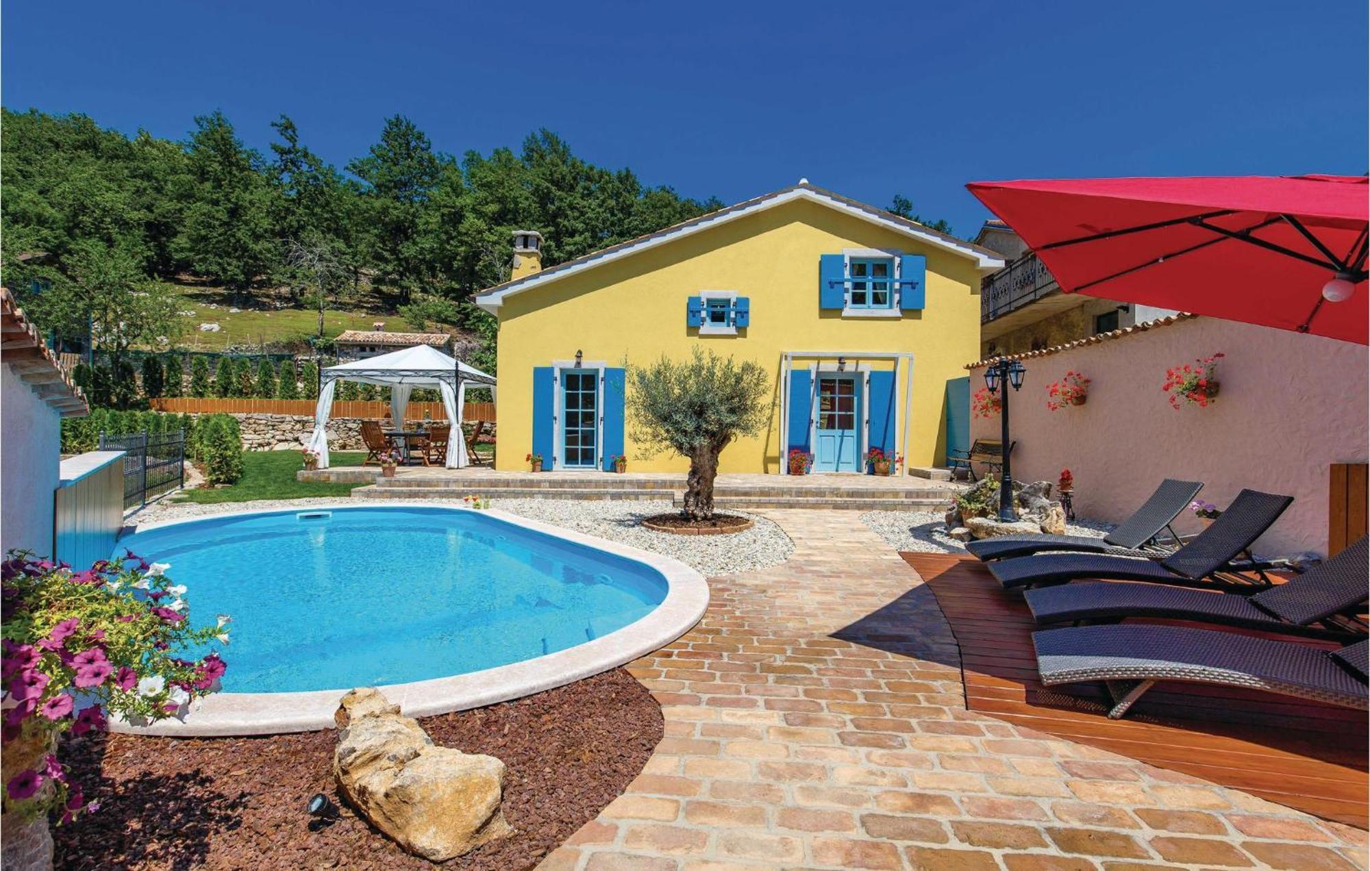 Stunning Home In Jurdani With Wifi Mucici Buitenkant foto