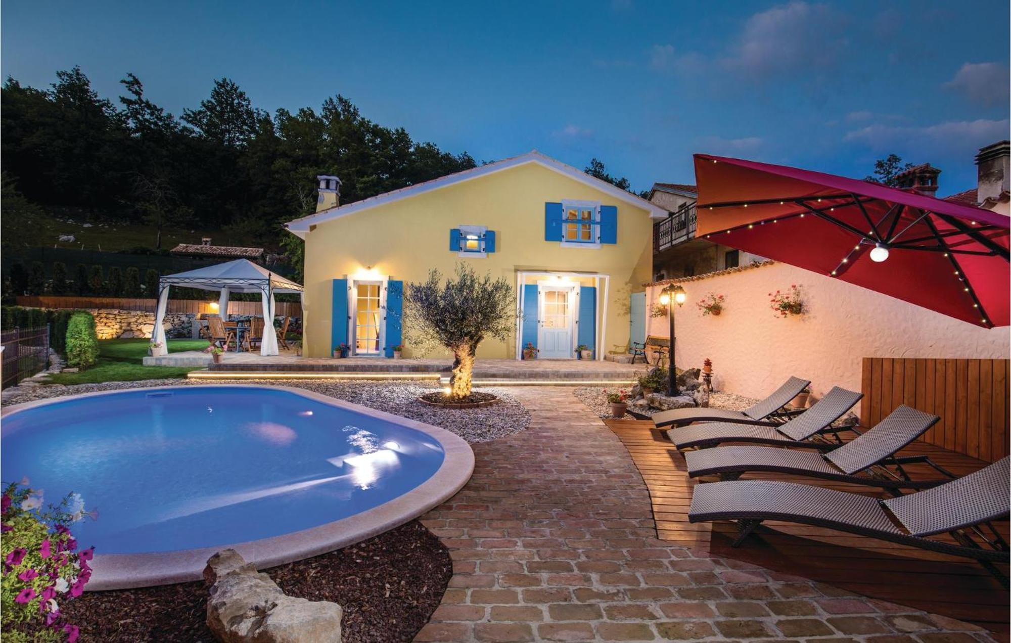 Stunning Home In Jurdani With Wifi Mucici Buitenkant foto