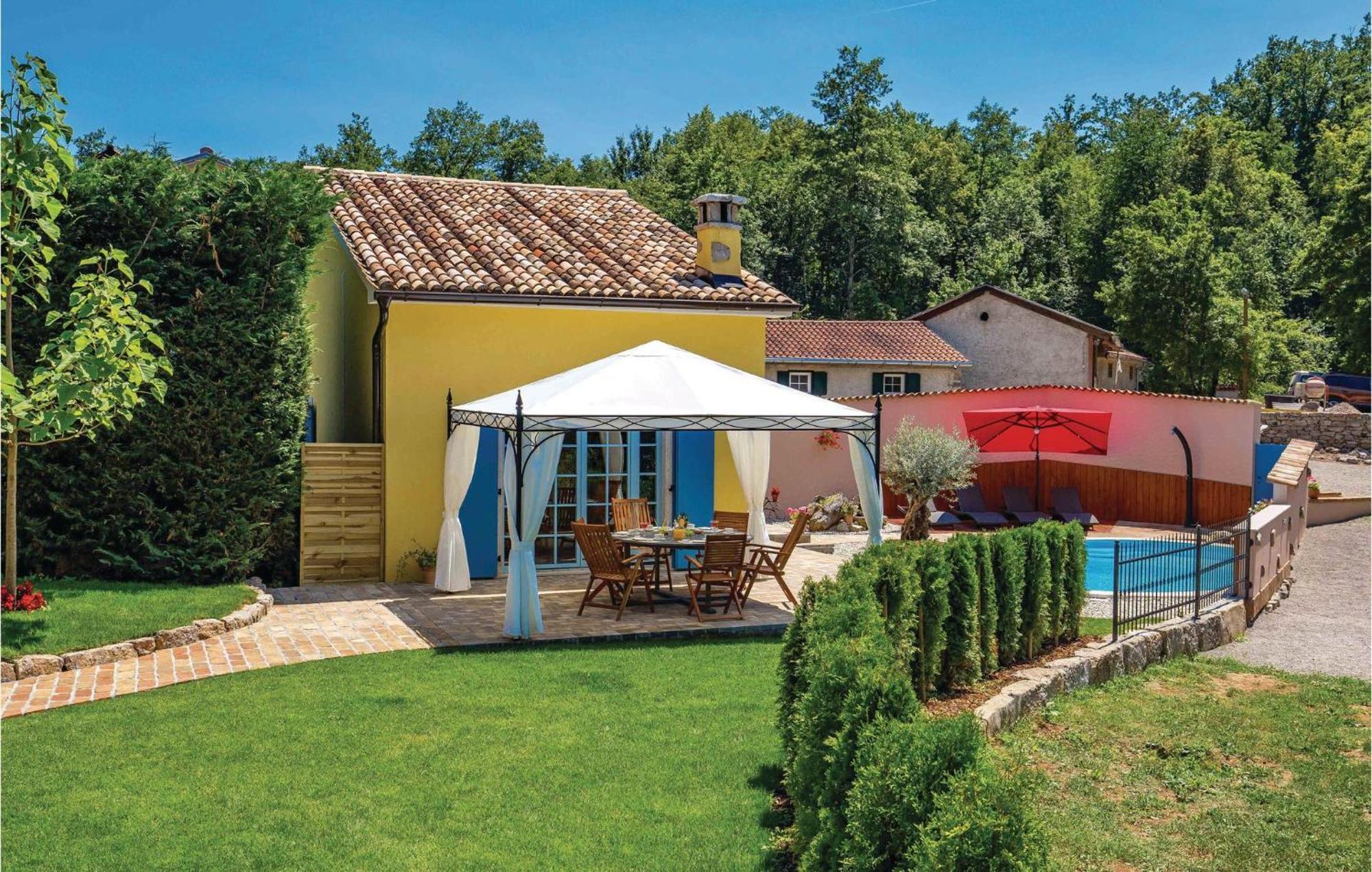 Stunning Home In Jurdani With Wifi Mucici Buitenkant foto