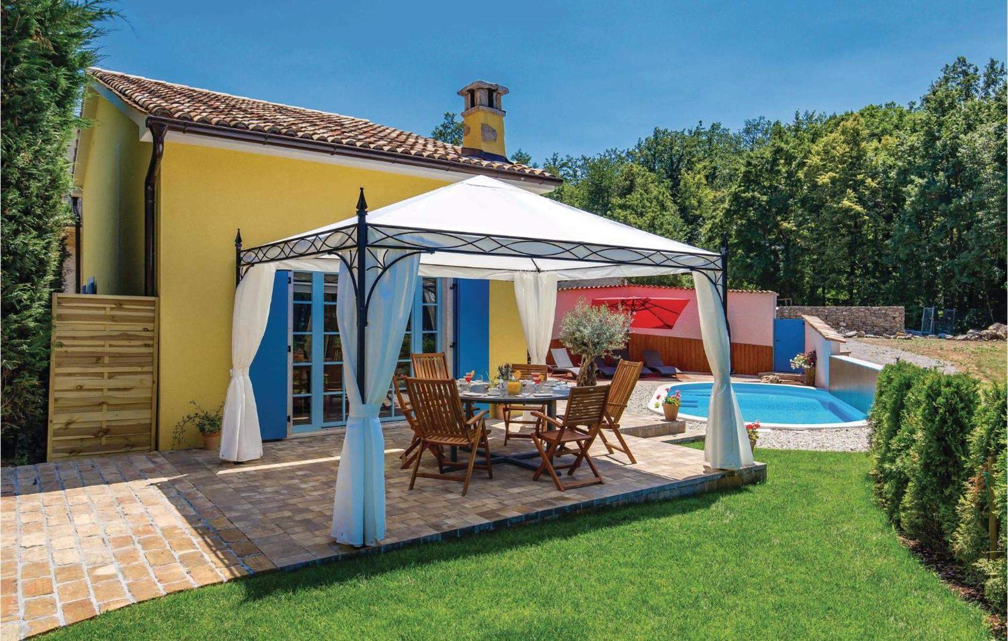Stunning Home In Jurdani With Wifi Mucici Buitenkant foto