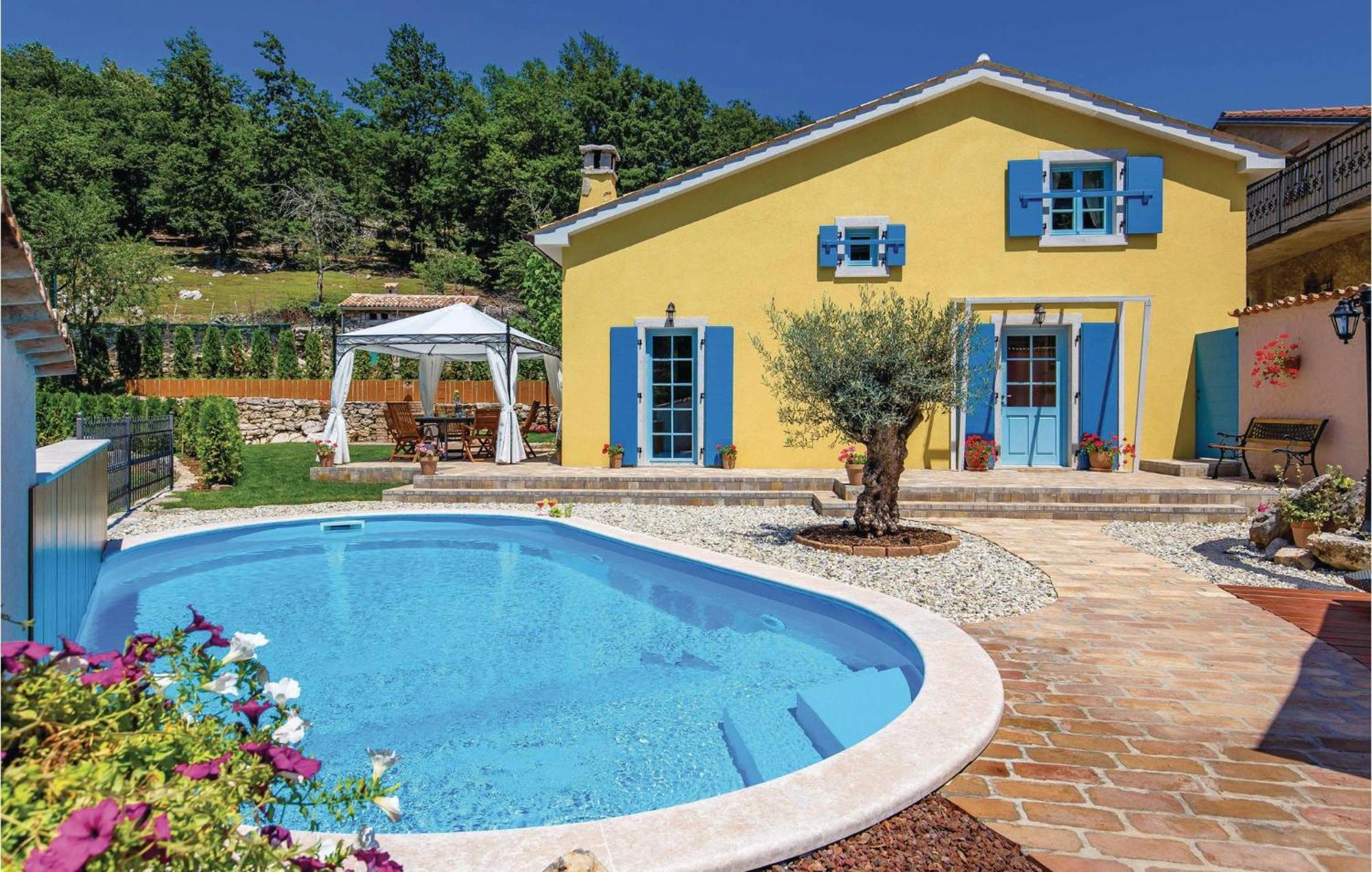 Stunning Home In Jurdani With Wifi Mucici Buitenkant foto