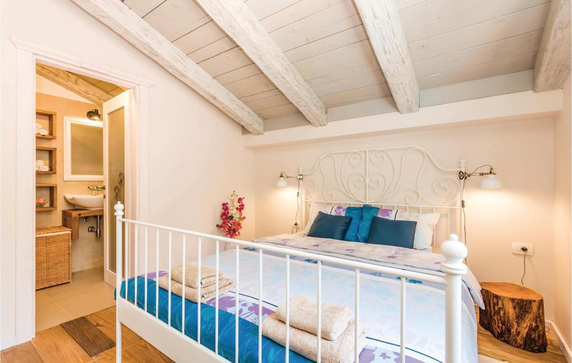 Stunning Home In Jurdani With Wifi Mucici Buitenkant foto