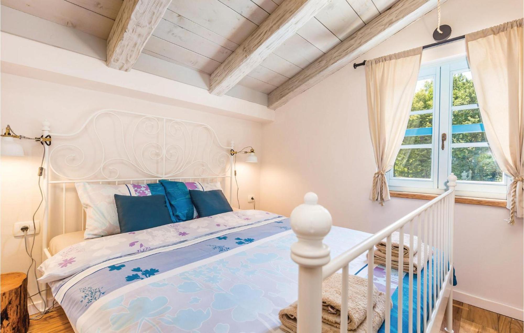 Stunning Home In Jurdani With Wifi Mucici Buitenkant foto