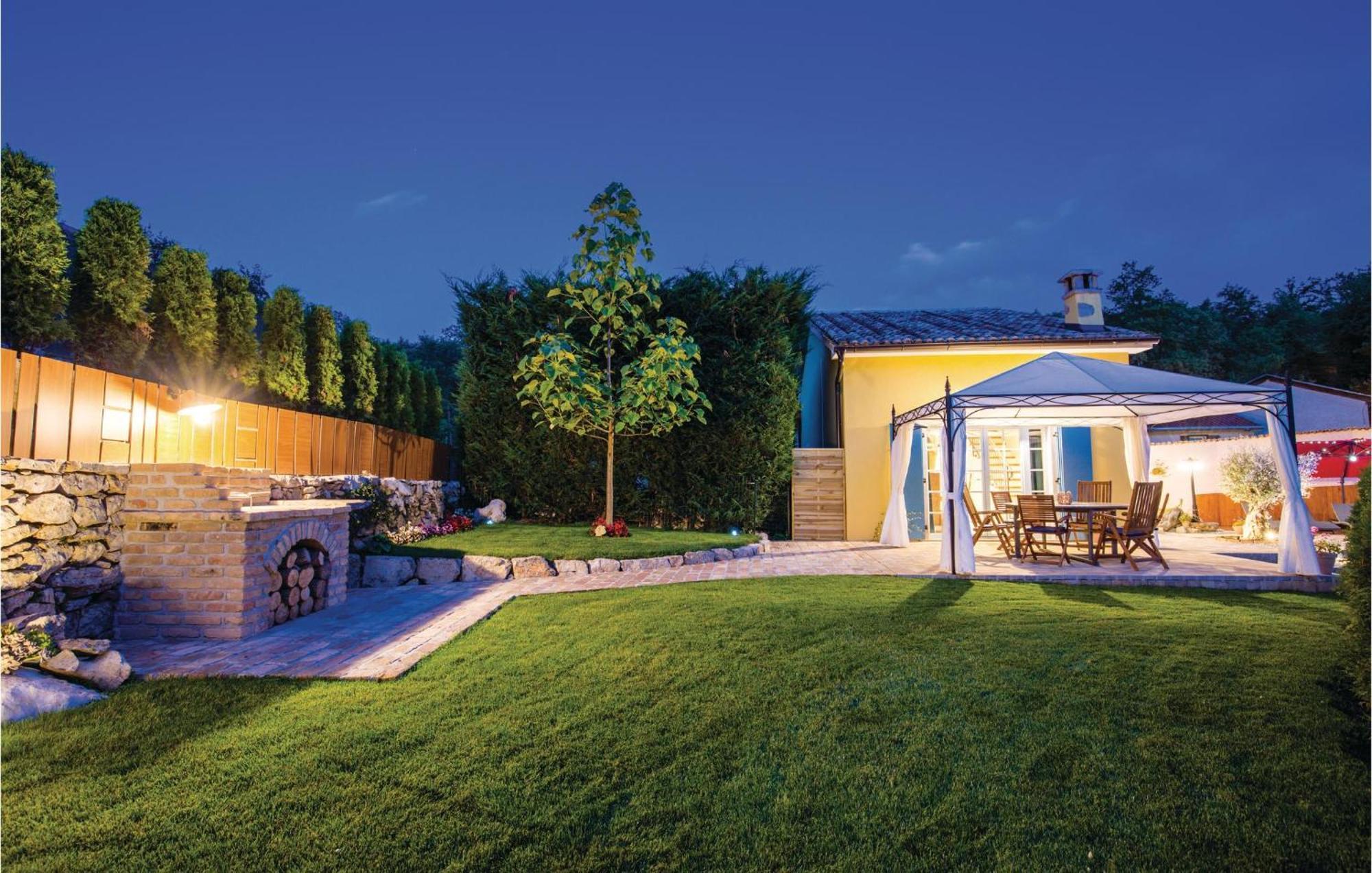 Stunning Home In Jurdani With Wifi Mucici Buitenkant foto